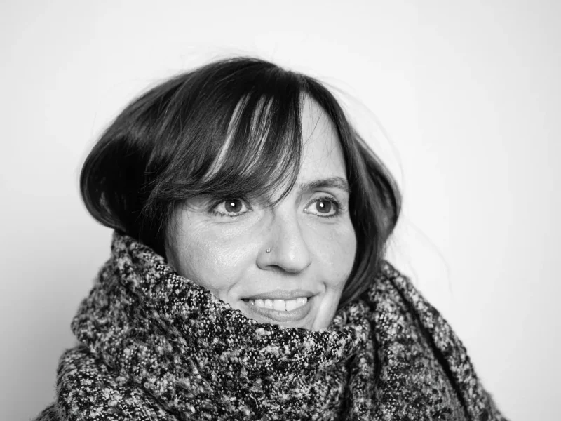 Authentisches Schwarz-Weiß-Porträt einer Kundin, fotografiert von Andrea Trott.